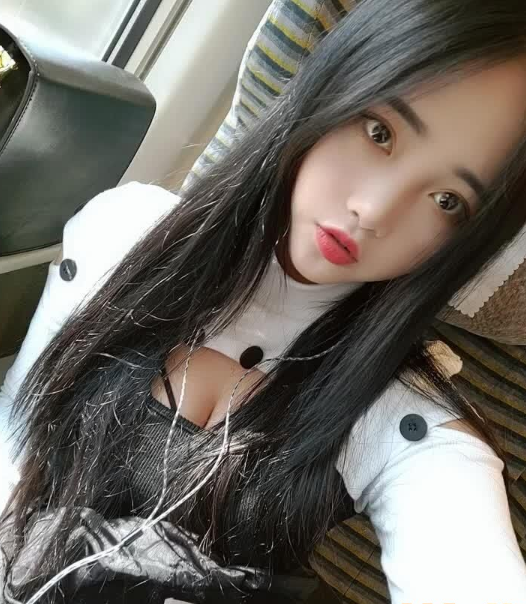 白云清秀美女