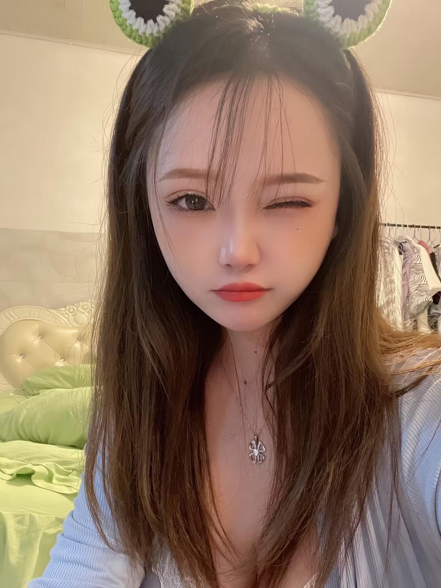 白嫩多汁00后小妹妹