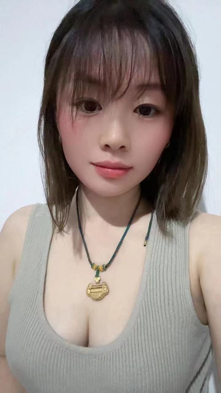 白嫩特大胸美女