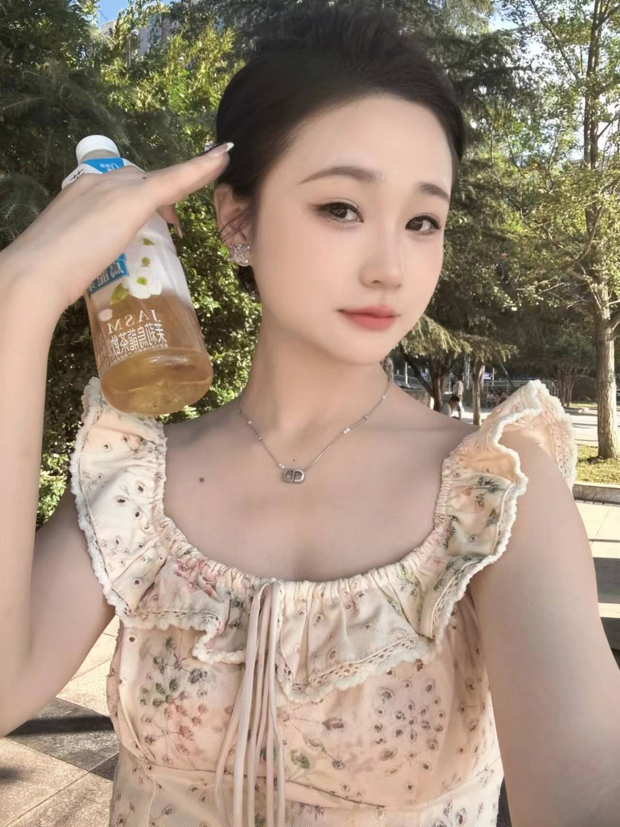 东三环零零后颜值美女